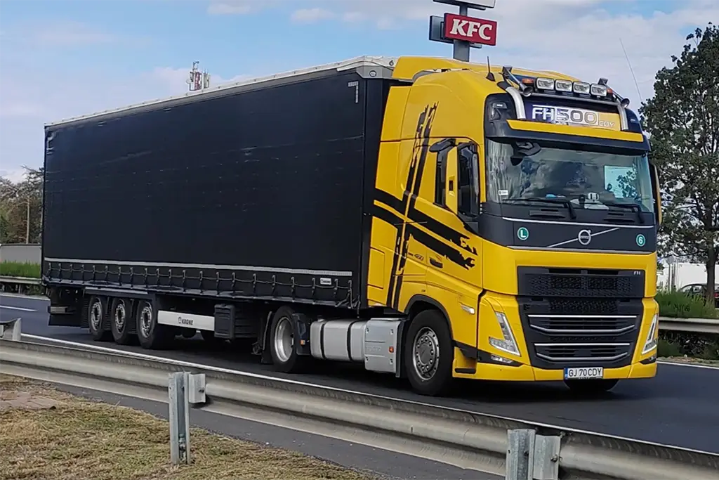 Cap tractor Volvo si semiremorca mega fotografiat pe o autostrada din Ungaria