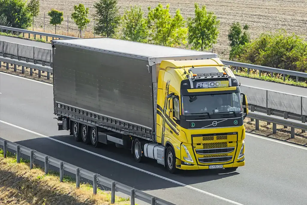 Un ansamblu din flota Nutu Trans pregatit pentru a transporta international in siguranta
