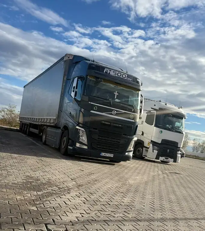 O mica parte din flota de camioane cu care transportam international la timp si in siguranta