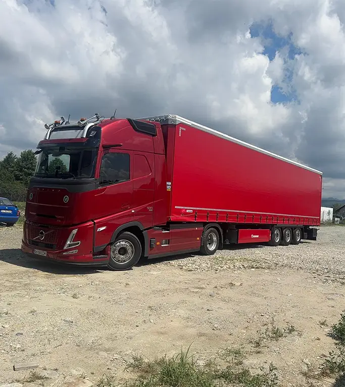 Ansamblu din flota companiei Nutu Trans pregatit pentru transport international de marfuri generale